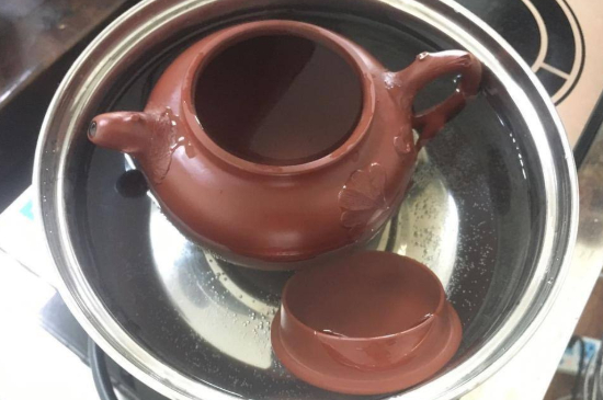 紫砂開(kāi)壺和不開(kāi)壺的區(qū)別，紫砂壺開(kāi)壺的正確方法及開(kāi)壺建議